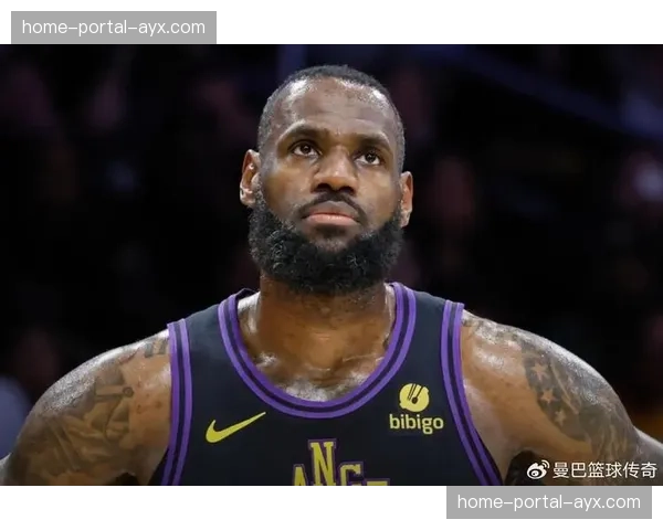 詹姆斯常规赛总得分突破45000分，主场观众起立致敬