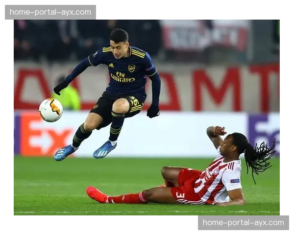 特写：老将拉卡泽特在训练结束后，加练任意球至夜幕降临